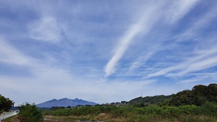 薄い雲と川から見た八ヶ岳