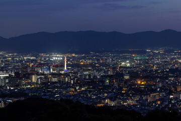 日本の古都京都を山から見下ろした風景＿夕景から夜景