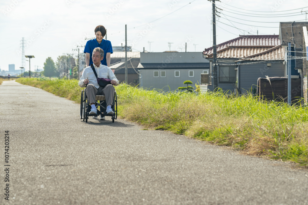 Leinwandbilder 介護、車椅子、介護士、ヘルパー、外出、屋外、歩道、サポート、デイサービス、シニア、高齢者、お年寄り、老人ホーム、施設、デイケア、レク、住宅街、公園、道、散歩、自然、青空、コピースペース、福祉、ウェルネス、障害、障がい者、ボランティア、女性、男性、日本人、サービス、支援、フレイル、サルコペニア、哀愁、高齢化社会、老後、終活、ホームヘルパー、風景、広角、看護、見守り、リハビリ、介護福祉士、ライフスタイ