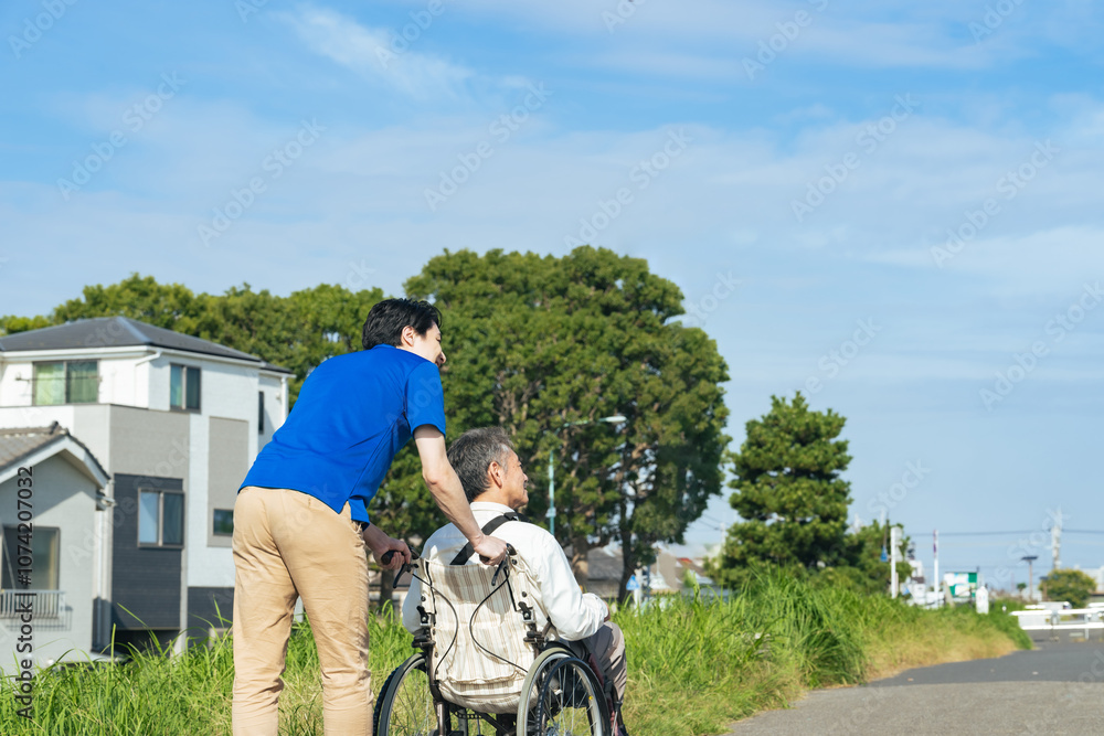 Leinwandbilder 介護、介護士、シニア、高齢者、青空、希望、ヘルパー、ボランティア、見上げる、自然、屋外、外出、フレイル、車椅子、お年寄り、日本人、男性、後ろ姿、背中、歩道、公園、住宅街、デイサービス、ホームヘルパー、笑顔、ポジティブ、車いす、障がい者、障害、看護、介護福祉士、ウェルネス、サポート、サービス、支援、レク、施設、老人ホーム、散歩、新緑、環境、グリーン、仕事、職業、コピースペース、元気、老人、ヘルスケア