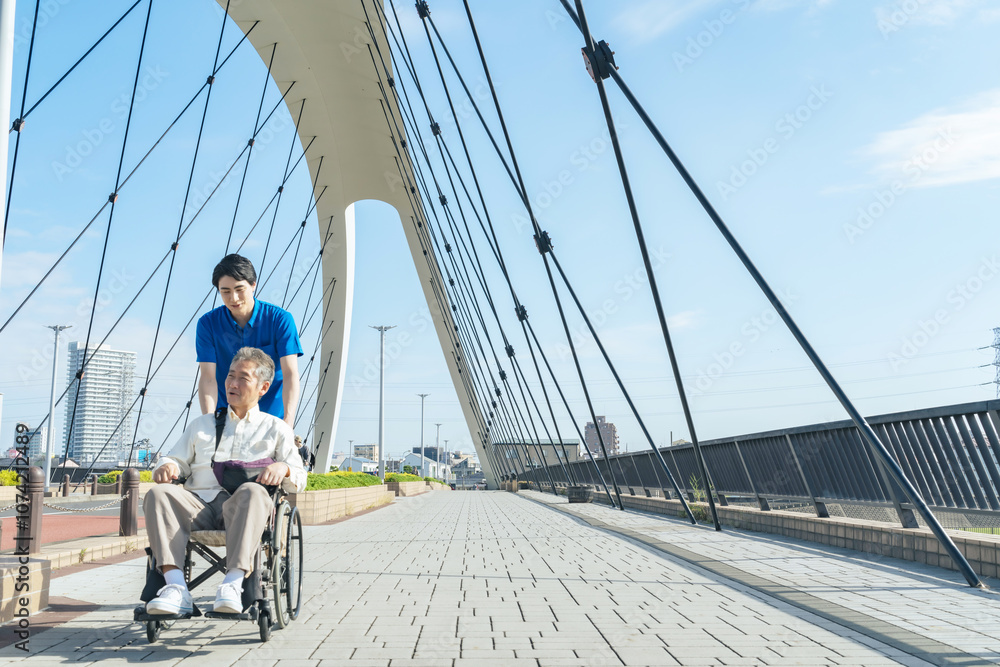 Leinwandbilder 介護、車椅子、シニア、散歩、介護士、外出、ヘルパー、高齢者、お年寄り、街、笑顔、都市、社会、ウェルネス、福祉、ケアスタッフ、スタッフ、介助、老後、介護福祉士、橋、道路、歩道、バリアフリー、障害者、障害、ホームヘルパー、屋外、サービス、サポート、訪問、介護員、自立支援、リハビリ、健康、ヘルスケア、老人ホーム、付き添い、施設、青空、ポジティブ、元気、明るい、高齢化社会、男性、デイサービス、日本人、歩く