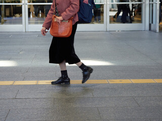 冬の名古屋の駅前の繁華街で歩く人々の姿