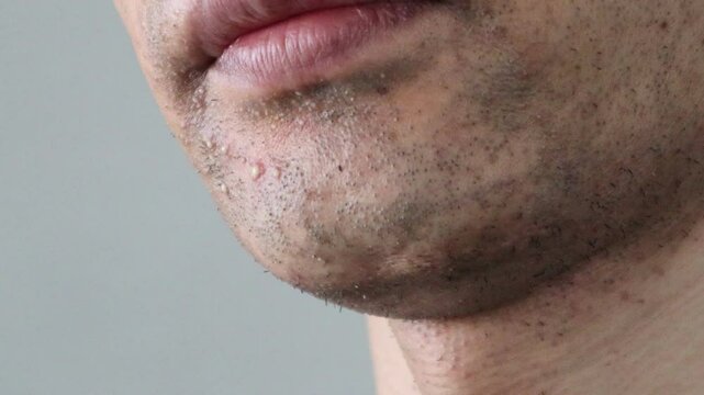 つばを飲み込む男性の動画