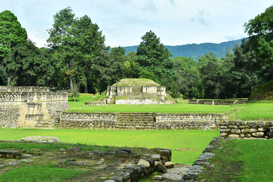 Templo antiguo destruido hace cientos de a&ntilde;os en las ruinas de Iximch&eacute;. Guatemala. Toma horizontal.