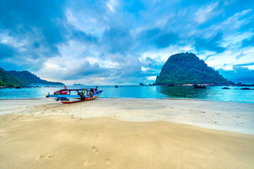 Fototapeta premium Beautiful tropical beach on Red Island (Pulau Merah) coast