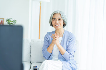 リビングでテレビを見るシニア女性