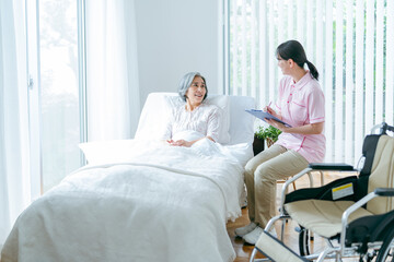 介護施設で暮らすシニア女性と若いヘルパー