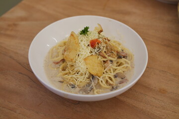 Creamy Pasta with Cheese and Potato Crisps