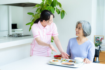 食事を用意する介護士