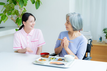 食事を用意する介護士