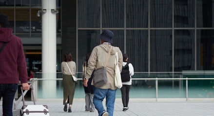 冬の都市の繁華街で歩く人々の姿