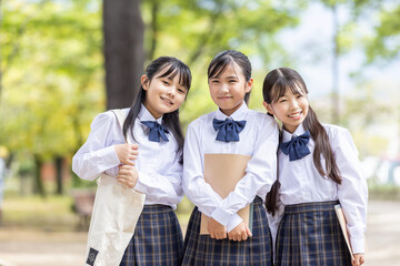 制服を着た笑顔の学生	