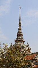 Fototapeta premium 방콕, 태국, 왕국, 여행, 관광, 금, 동상, 건축, 조각, 불교, 종교, 왕, 궁, 도깨비, 돌, 돌상, 꽃, 피리, 악기, 무늬, 하늘, 성, 