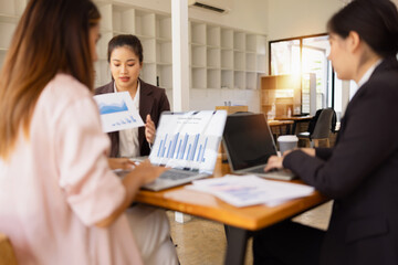 Obraz premium Technology and financial advisory services concept. Businesswoman teamwork and working on digital laptop computer with advisor showing plan of investment to clients at table office. Digital marketing.