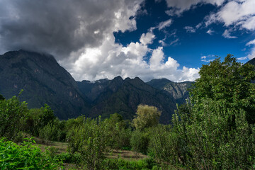 Fototapeta premium Beautiful view of mountains of Parvati valley from Jari village in Himachal Pradesh, India
