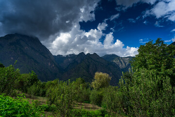Fototapeta premium Beautiful view of mountains of Parvati valley from Jari village in Himachal Pradesh, India