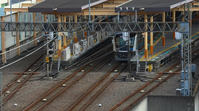 大和駅から新宿方面へ進出する小田急5000形通勤電車