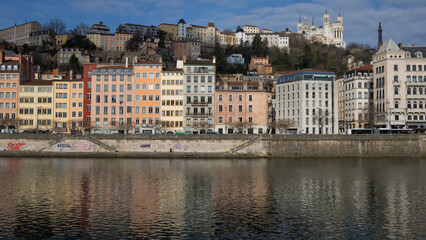 Obraz premium façades colorées d'immeubles du vieux Lyon se reflétant dans la Saône au pied de la colline de fourvière