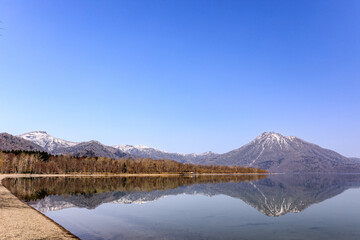 北海道千歳市、支笏湖の水鏡に映る恵庭岳【4月】
