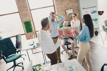 Obraz premium Photo of coworking project teamwork people congratulate birthday gift work together conference meeting successful nice light office