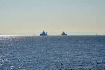 水平線に浮かぶ船、広がる海の絶景