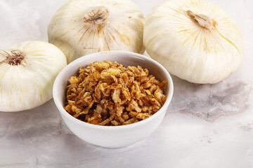 Dried roasted onion flakes for culinary