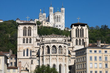 vue depuis le bord de Saône sur la cathédrale Saint Jean et la basilique de fourvière à Lyon