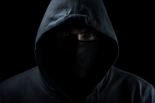 Hombre con capucha y balaklava.