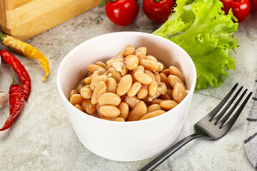 White canned beans in the bowl