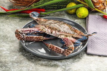 Raw blue crab for cooking © Andrei Starostin