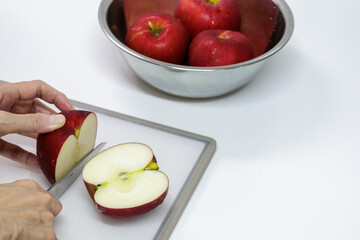 台所でカットされたリンゴ