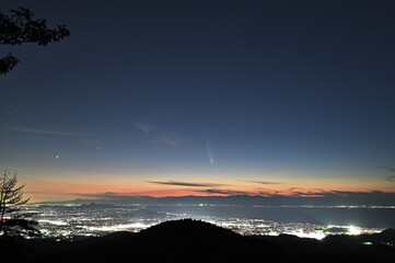 びわ湖に沈む紫金山アトラス彗星 © gin