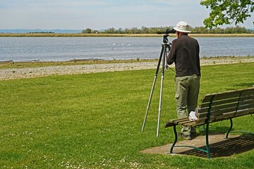 Mann mit Fernrohr am Zicksee im Burgenland