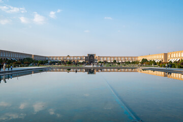 Obraz premium Sheikh Lotfollah Mosque, reflection of a building in a body of water, Isfahan