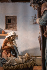 Natividad del niño Jesús en un belén a tamaño natural en la plaza mayor de Valladolid, España