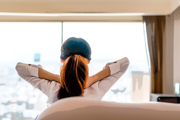 窓辺でくつろぐ女性の後ろ姿　1