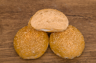 Piękne wyrośnięte domowe bułeczki do hamburgerów posypane ziarnami sezamu, fast food w domu 