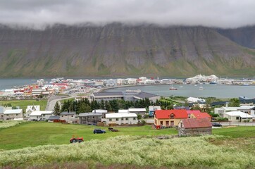 ville de Isafjördur et son fjord en Islande, rues et maisons colorées en bois près du  port de...