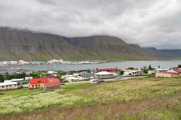 ville de Isafjördur et son fjord en Islande, rues et maisons colorées en bois près du  port de...