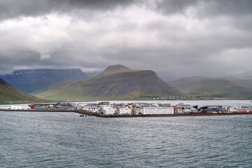 ville de Isafjördur et son fjord en Islande, rues et maisons colorées en bois près du  port de...