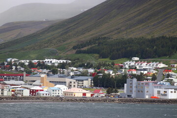 ville de Isafjördur et son fjord en Islande, rues et maisons colorées en bois près du  port de...