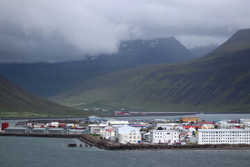 ville de Isafjördur et son fjord en Islande, rues et maisons colorées en bois près du  port de...