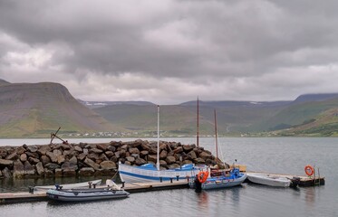 Fototapeta premium ville de Isafjördur et son fjord en Islande, rues et maisons colorées en bois près du port de pêche