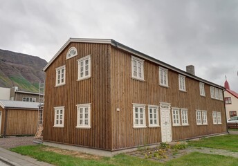 Obraz premium ville de Isafjördur et son fjord en Islande, rues et maisons colorées en bois près du port de pêche