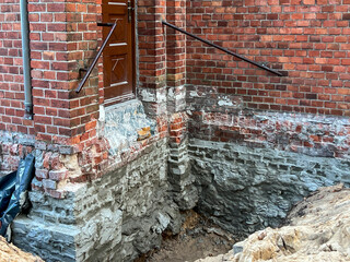 Securing the foundations of existing, old buildings against moisture. Excavation, cleaning,...