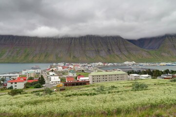 ville de Isafjördur et son fjord en Islande, rues et maisons colorées en bois près du  port de...