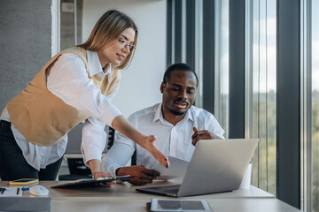 Obraz premium By the laptop. Two business people are working together in the office