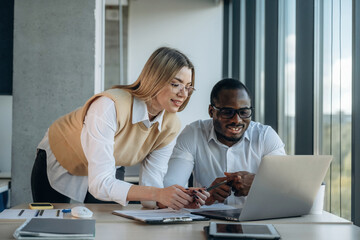 Obraz premium Having the conversation. Two business people are working together in the office