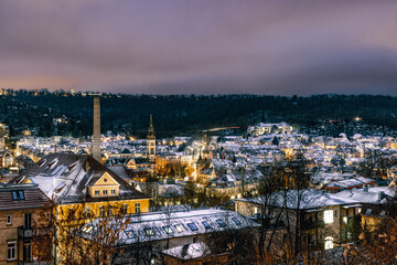 Blick über eine verschneite Altstadt - Stuttgart West - auf den Talkessel. Schnee auf Dächer....
