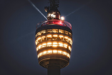 Der beleuchtete Stuttgarter Fernsehturm in einer Nahaufnahme